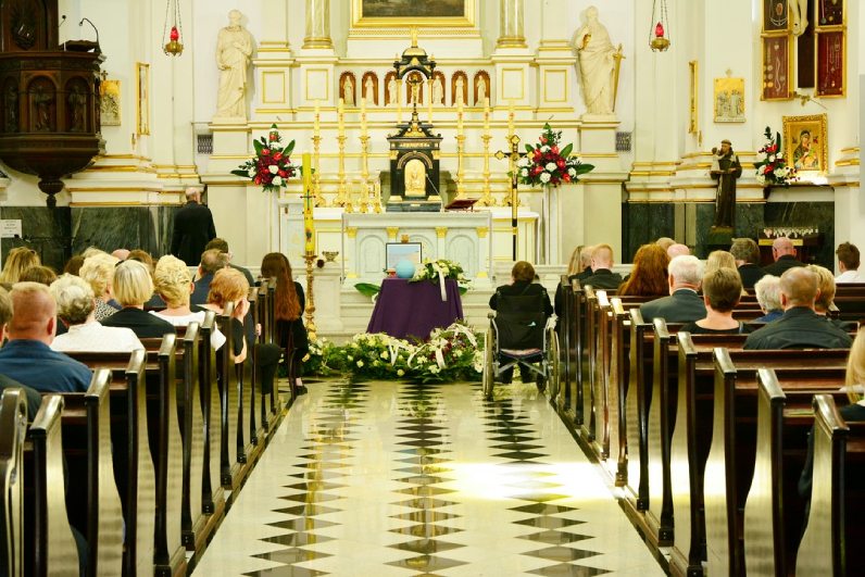 Co wybrać: pogrzeb wyznaniowy czy świecki?